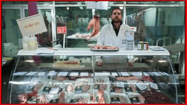 الصور من متجر في لندن يروج لإطلاق لعبة الفيديو Resident Evil 6 ببيع لحوم البقر والخنزير المشكلة كأجزاء من الجسم البشري