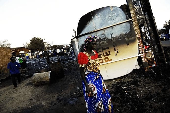 صور لحادثة انفجار شاحنة صهريج وقود