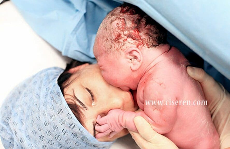 ادعاء زائف يتم تداوله حول بكاء أم بعد الوفاة من أجل رضيعها