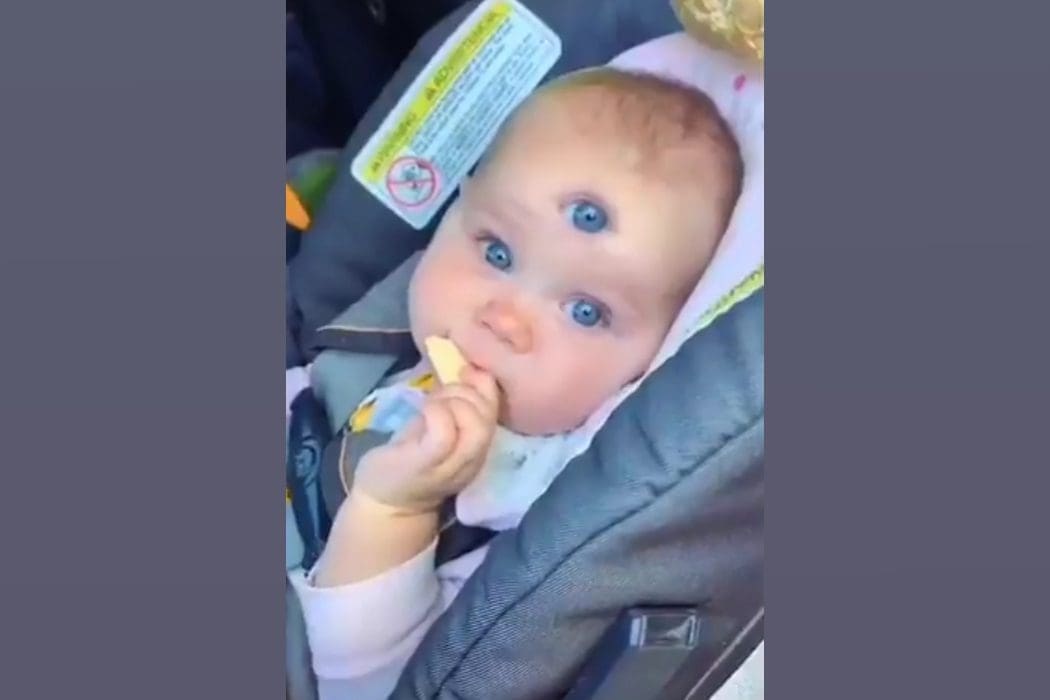 طفل بثلاث عيون