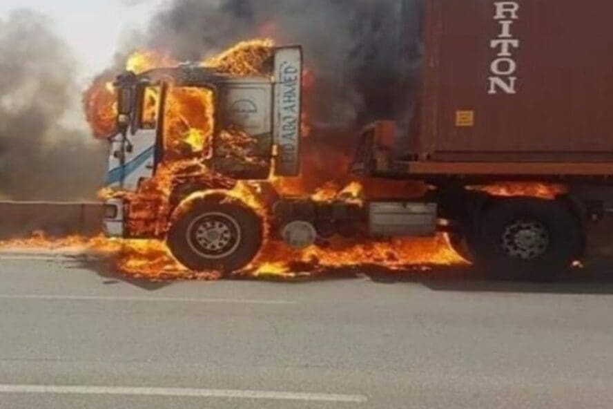 هذه الصورة قديمة حريق شاحنة نقل ثقيل في مصر وليس الكركرات