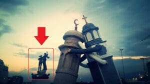 صورة ادعاء المسجد والكنيسة من زاوية أخرى والمنحوتة التي تظهر في الخلفية