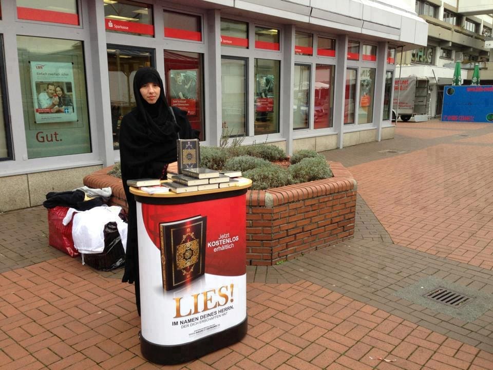 هذه الفتاة توزع المصحف في ألمانيا ضمن حملة فتبينوا