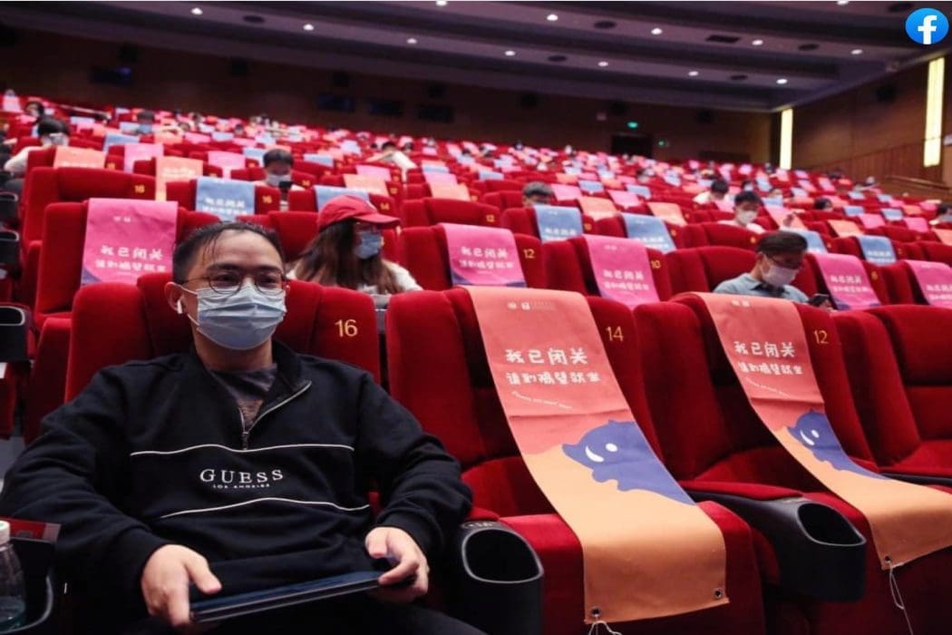 لا تظهر رجلا صينيا حجز مقاعد في قاعة سينما