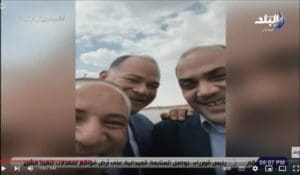 ادعاء موسى والباز والديهي امام لافتة الترحيب بامير قطر