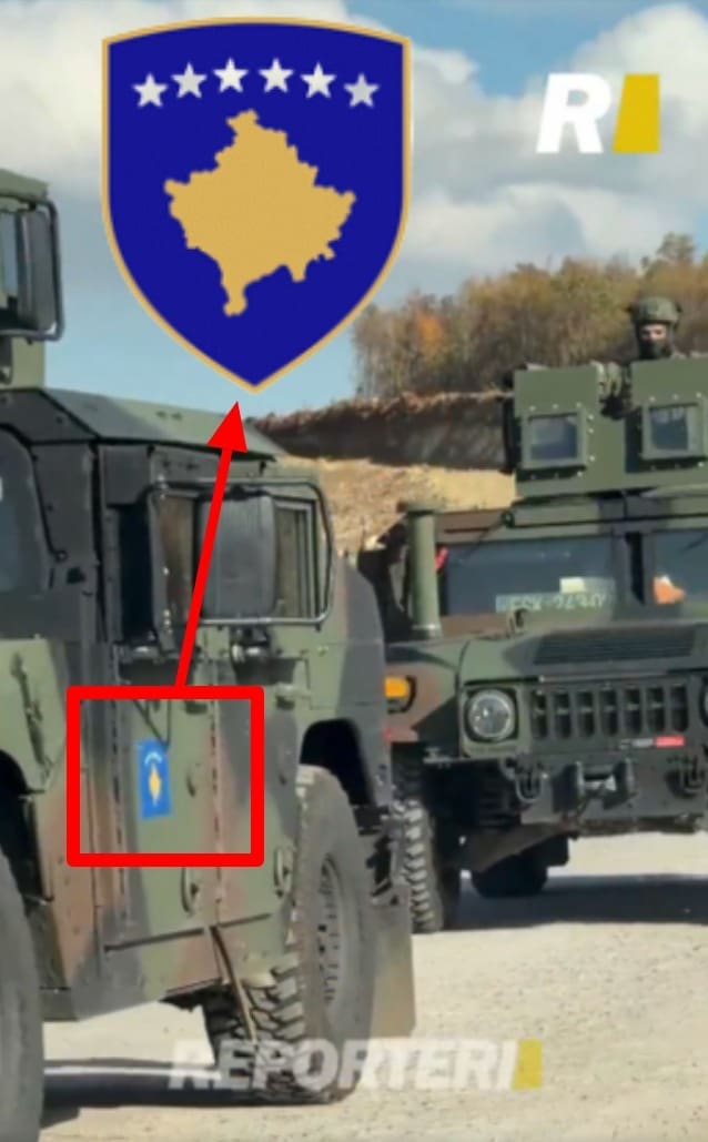 صورة تبين شعار دولة كوسوفو على إحدى المدرعات الظاهرة في الفيديو